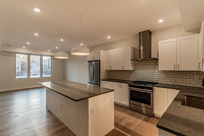 Building Photo - Newer Build 2 Bedroom, 4 Bathroom Jefferson Park Townhome