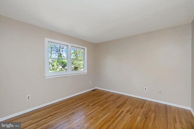 Building Photo - 60 Paul Cir