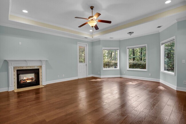 Building Photo - AVAILABLE LATE JULY 2025 (PET FRIENDLY)