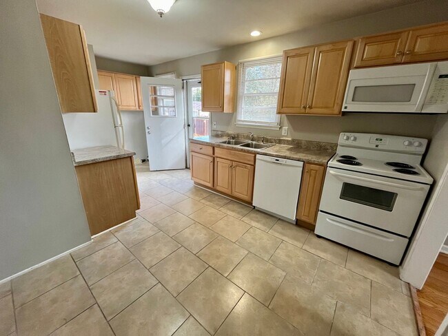 Building Photo - 3 Bedroom, 2 Bath Ranch located in Guilfor...