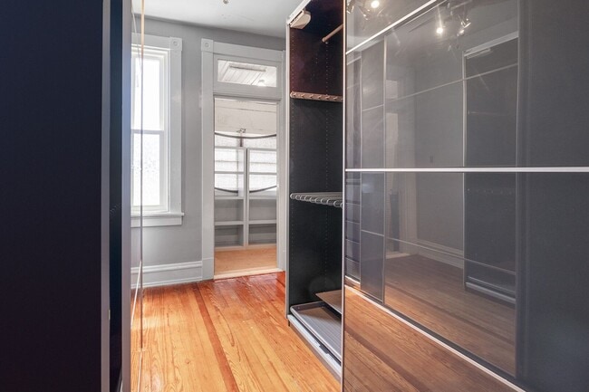 Building Photo - Classic Fan Rowhome for Lease