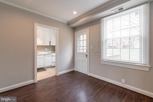 Building Photo - 1401 S Barton St