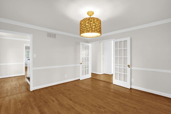 Building Photo - Classic Country Club Elegance