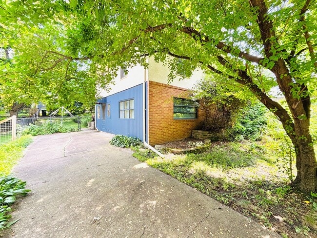 Building Photo - Quaint 1bed 1bath Lower Level Unit, With P...