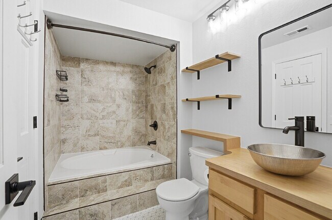 Building Photo - $2,095.95- 1 Bed, 1 Bath Updated Lofted Condo in Boulder with Central AC and In-Unit Laundry!