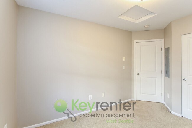 Building Photo - **Rent Incentive** Premier 3-Bed Home in a Coveted Seattle Community