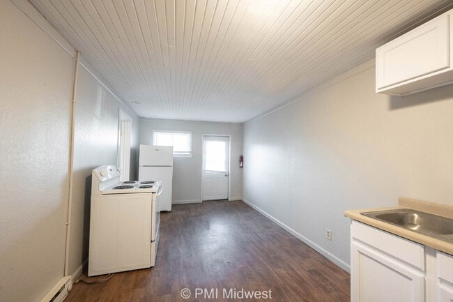 Building Photo - "Cozy 1-Bedroom Retreat in Greenfield – Pe...