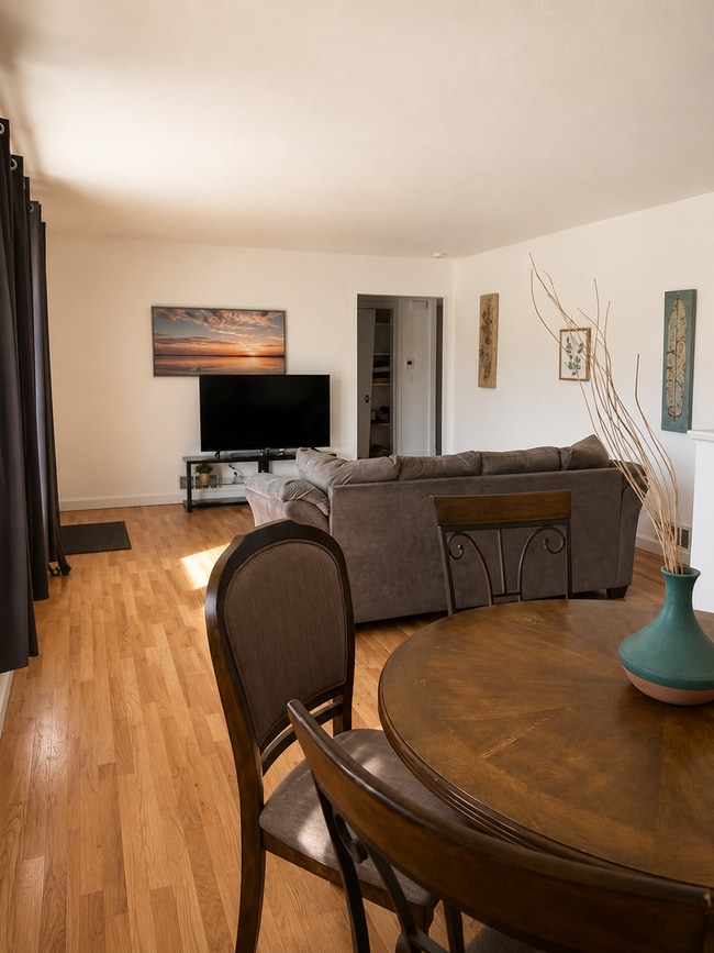 Building Photo - Fully Furnished 4 Bed, 2 Bath Home | West End Gem | All Utilities + WiFi Included