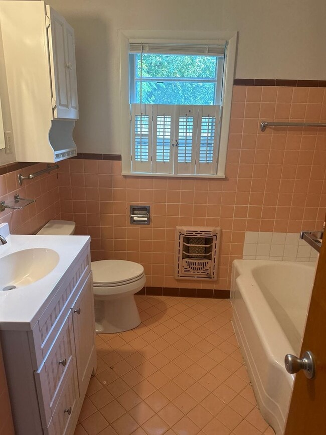 Building Photo - 3 Bedroom Cottage On Over Half Acre!
