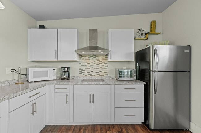 Building Photo - 2116 Las Flores Ln