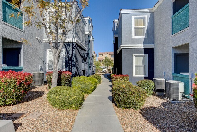 Building Photo - LOCATION! LOCATION! LOCATION! Move-in read...