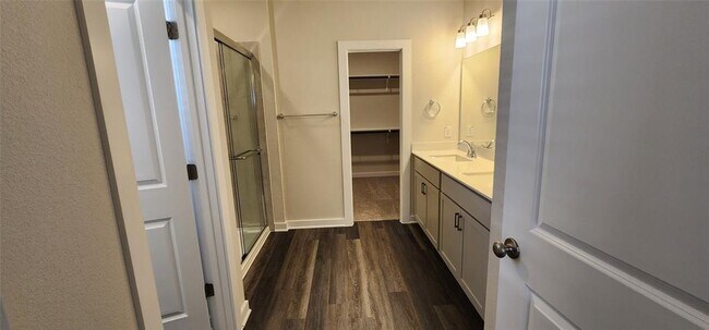 Building Photo - 2208 Delano Dr