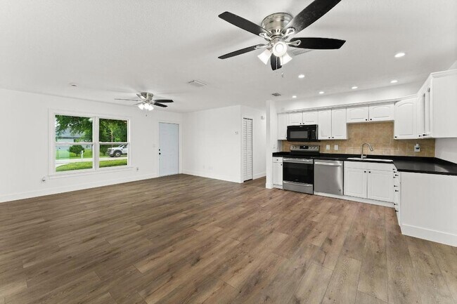 Building Photo - 1575 SW Fresno Rd