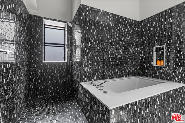 Building Photo - 548 Rose Ave