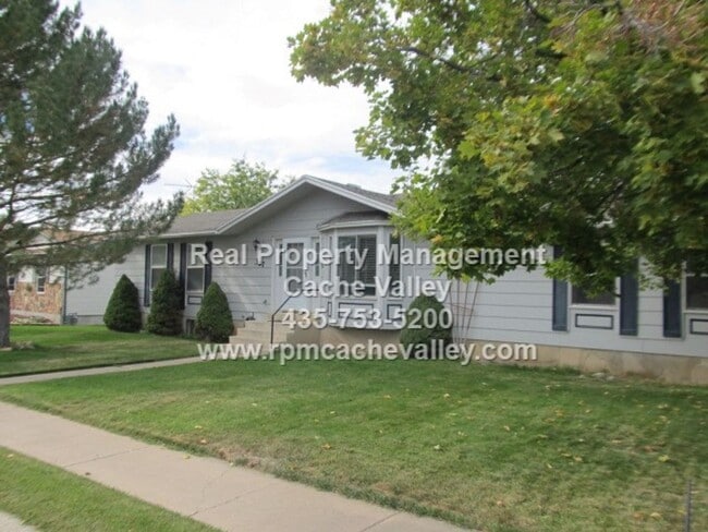 Building Photo - A Pet Friendly 4 Bed, 3 Bath House in Nort...