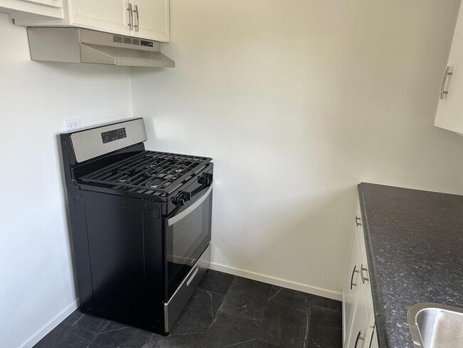 Building Photo - 1843 1/2 Linda Rosa Avenue