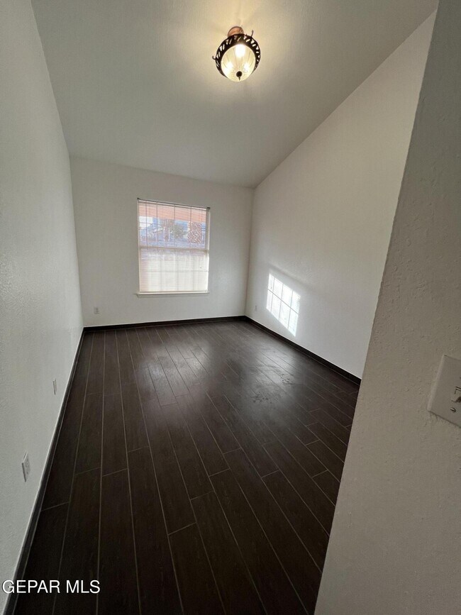 Building Photo - 7115 Oval Rock Dr