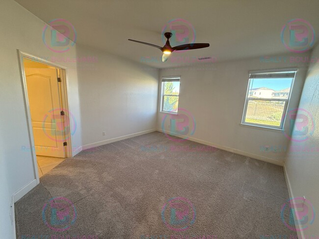 Building Photo - Gorgeous Newer 3 Bedroom Home! Located off...