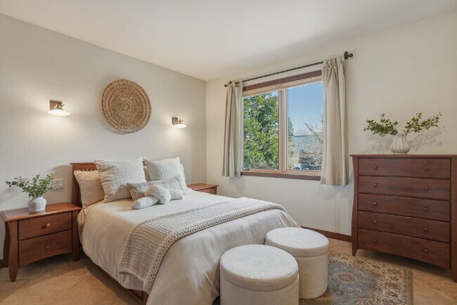 Building Photo - Beautiful 3-Bedroom Home Above Miller’s Landing with River and Mountain Vistas