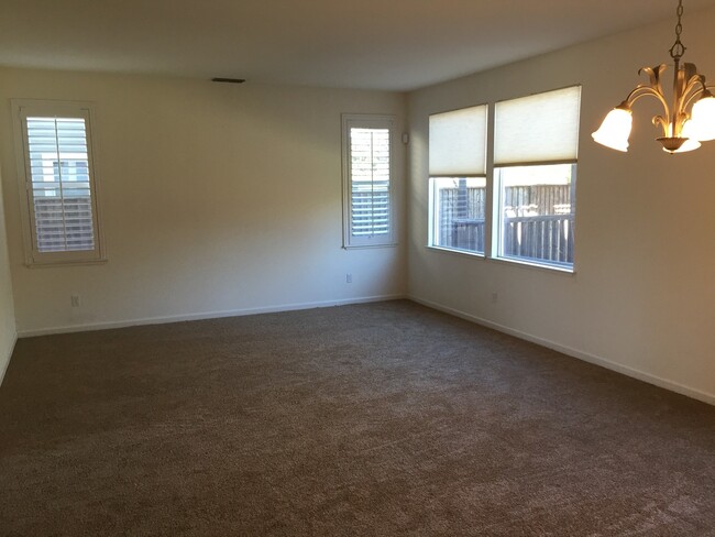 Building Photo - 4 Bed, 3.5 Bath Antioch Home with Loft