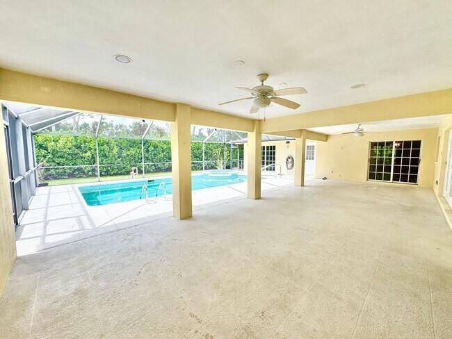 Building Photo - ** BERKSHIRE LAKES ** 3 BED + DEN / 2.5 BA...
