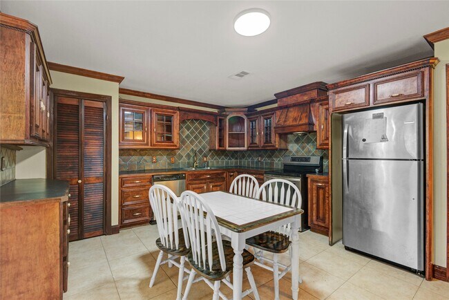 Building Photo - 8565 Ridgepoint Dr