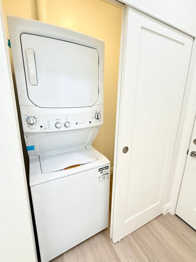 Building Photo - 5840