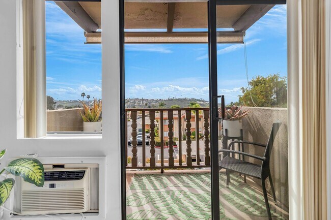 Building Photo - 6924 Hyde Park Dr