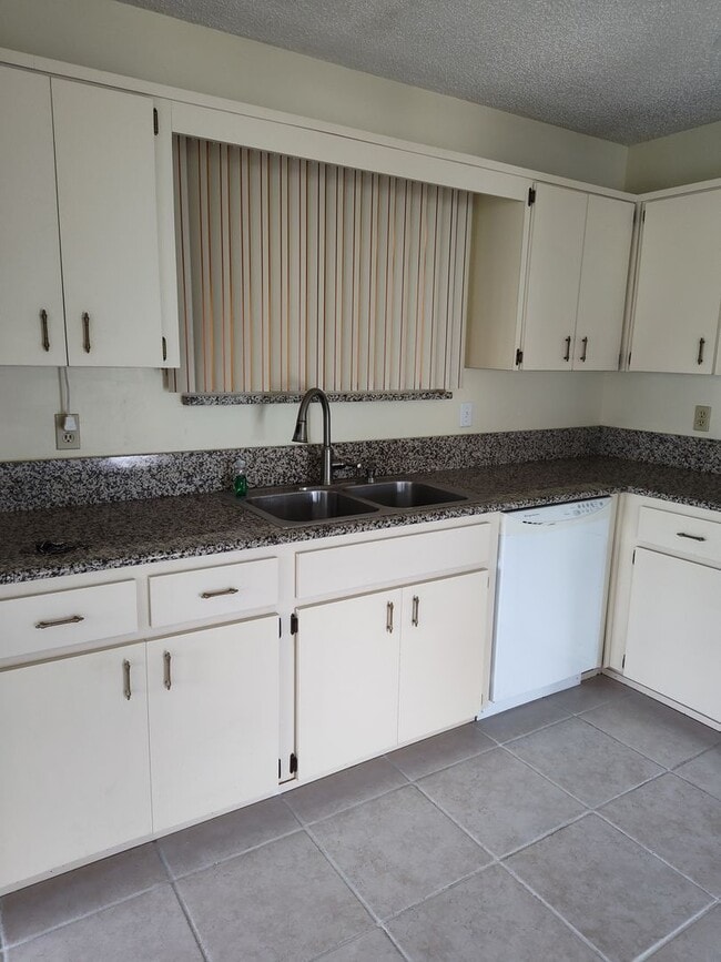 Building Photo - Charming 2/1 Home in Oak Run 55+ Community...