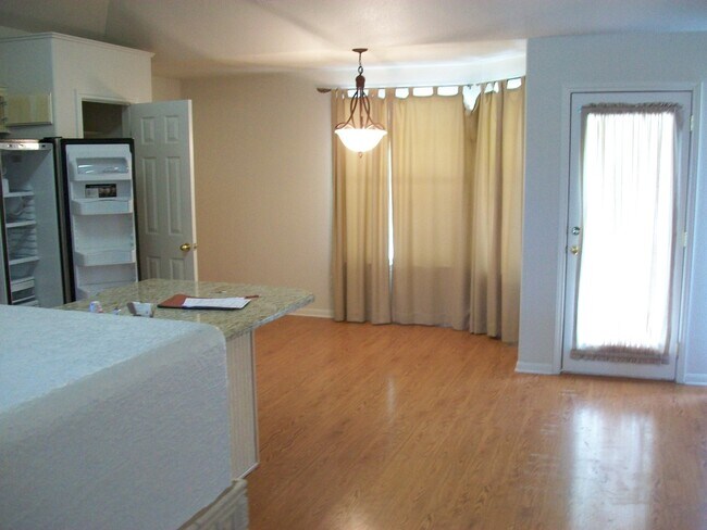 Building Photo - 601 Llama Tr