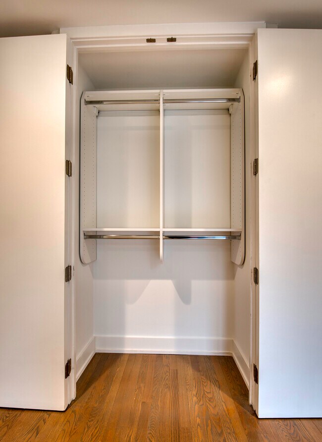 Building Photo - 227 E Walton Pl