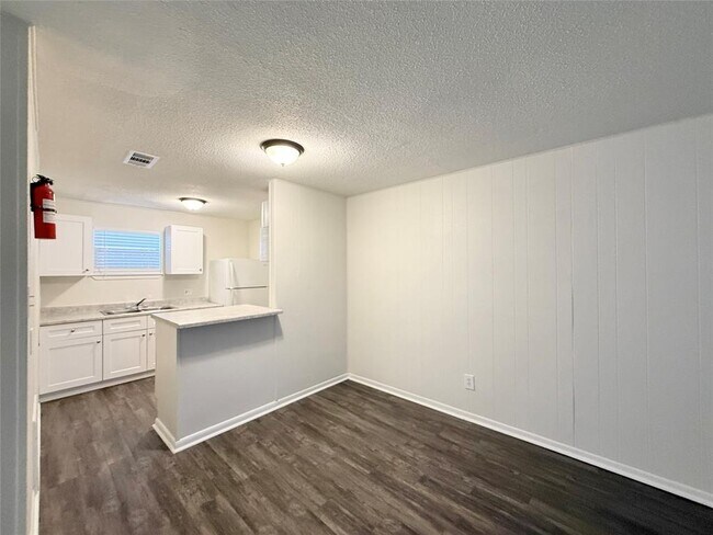 Building Photo - 3635 N MacGregor Way