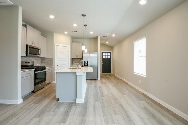 Building Photo - 18743 Etta Pnes Cir