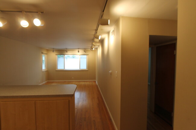 Building Photo - Epic REA - 1 Bedroom 1 Bath Condo in Pacif...