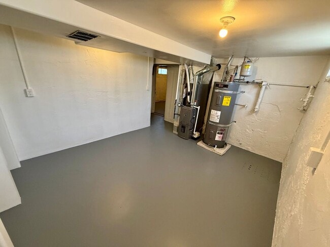 Building Photo - For Rent: 2 Bedroom, 1 Bathroom Home with ...
