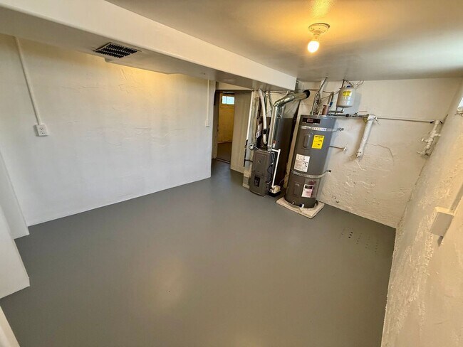 Building Photo - For Rent: 2 Bedroom, 1 Bathroom Home with Garage and Large Yard