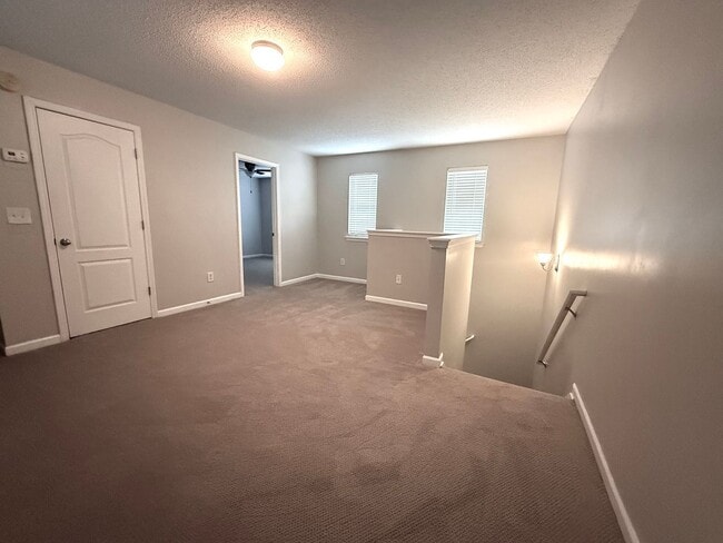Building Photo - Renovated  3 Bed 3.5 Bath Town Home