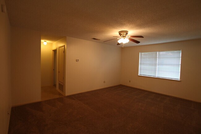 Building Photo - 12414 Cimmarron Dr
