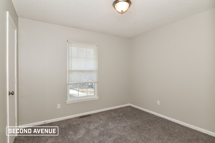 Building Photo - 716 SE Shamrock Ln