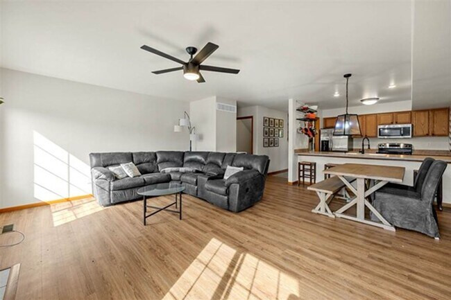 Building Photo - 2 Bedroom, 2-1/2 Bath Townhouse on Iowa City East Side!!