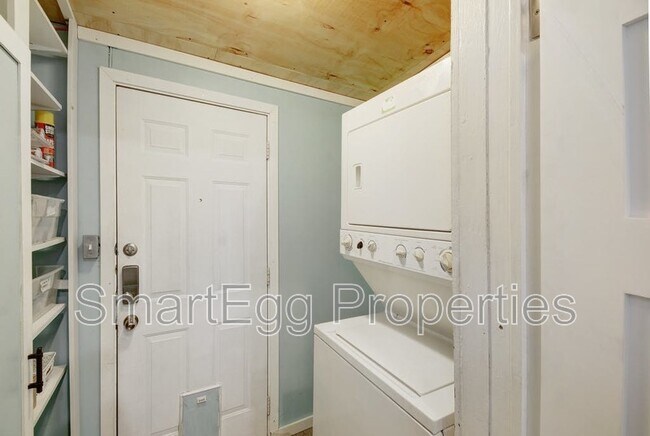 Building Photo - 920 E 51st St