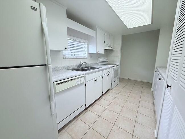 Building Photo - 8608 Lake Isle Dr
