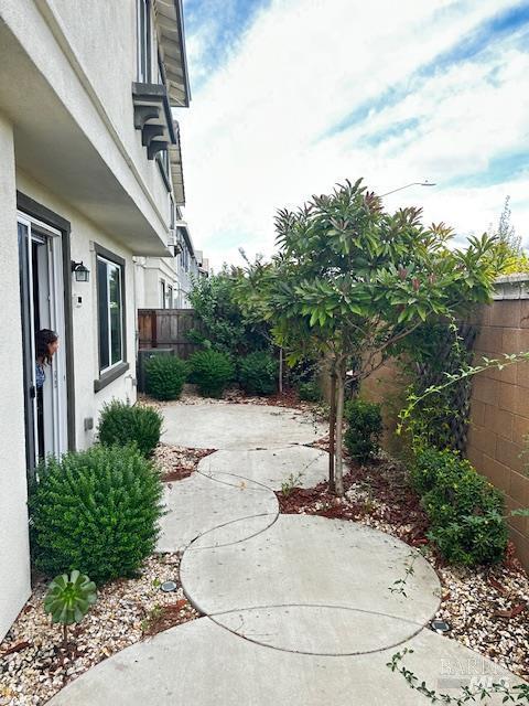 Building Photo - 2056 Parsons Dr