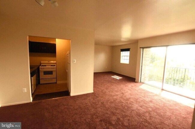 Building Photo - Spacious One Bedroom/One Bathroom Apartment in Montpelier Village with Panoramic Balcony Views wi...