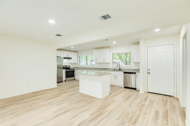 Building Photo - 408 Gardenia St