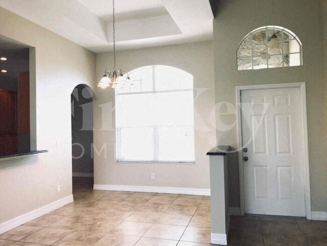 Building Photo - 1215 Dodwin St E