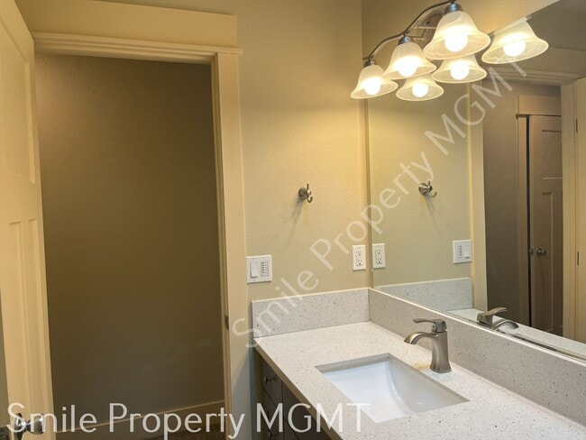 Building Photo - single house