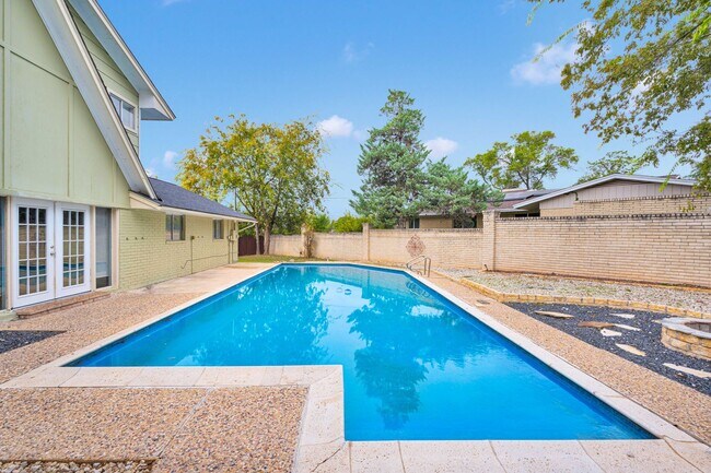 Building Photo - Two Story Rental in Castle Hills