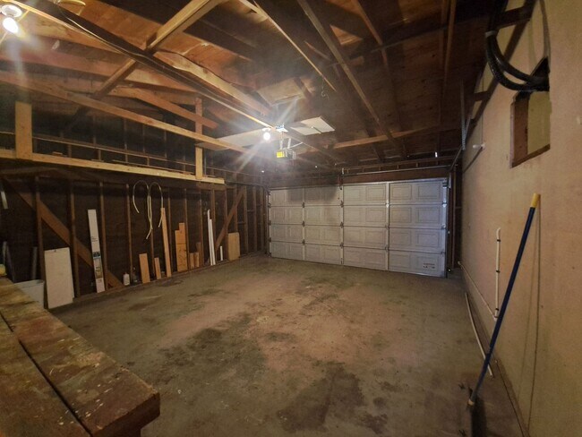 Building Photo - All Tile & Mini Splits!