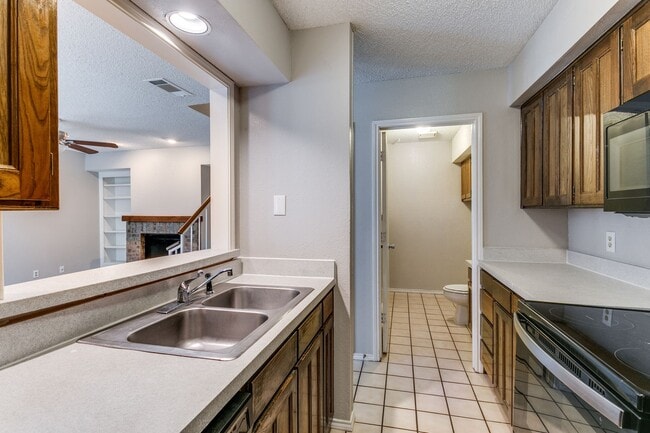 Building Photo - 2805 Meadow Park Dr